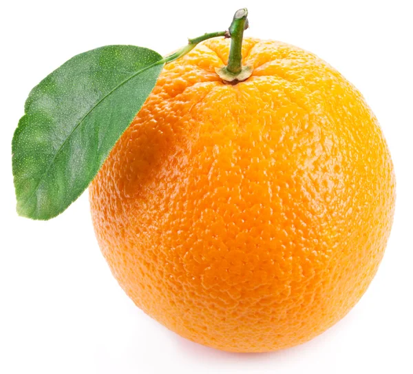 Orange mit Blatt auf weißem Hintergrund. — Stockfoto