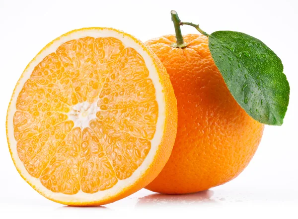 Orange avec feuille sur fond blanc . — Photo