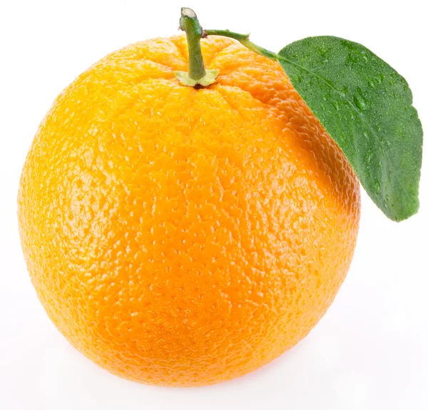 Orange mit Blatt auf weißem Hintergrund. — Stockfoto