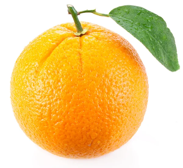 Orange mit Blatt auf weißem Hintergrund. — Stockfoto