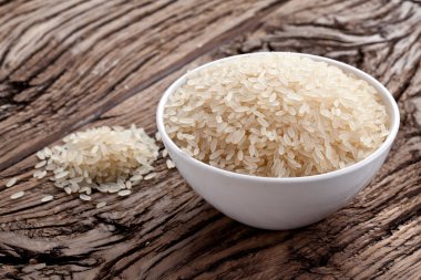 çiğ pirinç bir kase