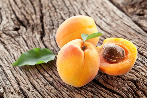 Apricots with leaves — Stock Photo, Image