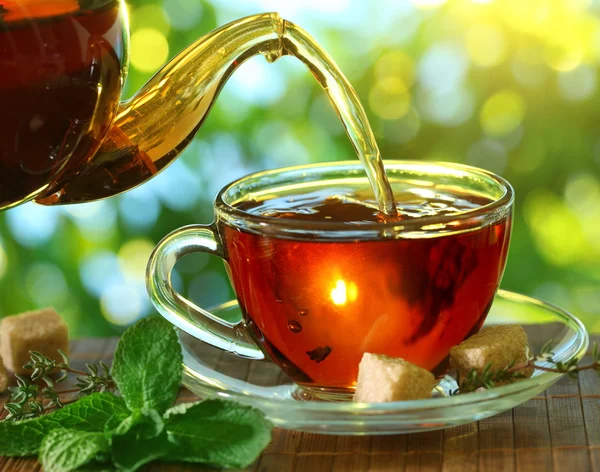 Tasse Tee und Teekanne. — Stockfoto