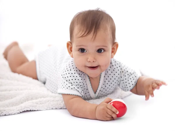 Pequena menina com pequena bola deitada no chão . — Fotografia de Stock