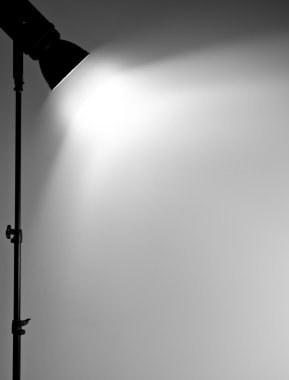 Stüdyo flaşı duvarda ışık.