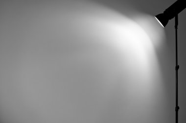 Stüdyo flaşı duvarda ışık.