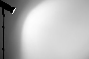 Stüdyo flaşı duvarda ışık.