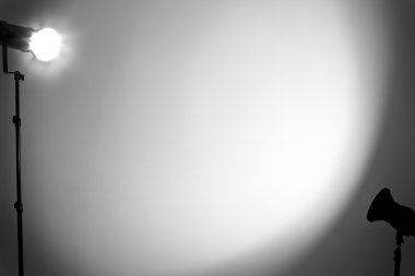 Stüdyo flaşı duvarda ışık.