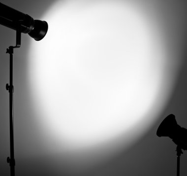 Stüdyo flaşı duvarda ışık.