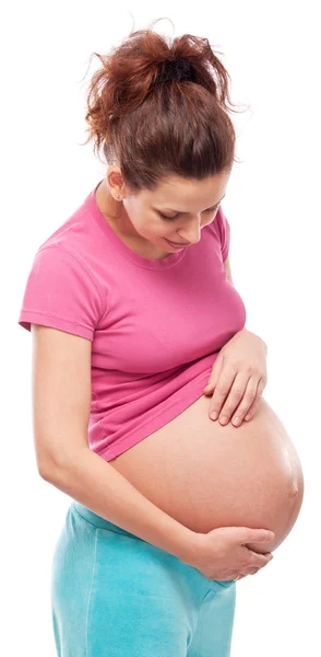 Mulher grávida feliz mantendo as mãos em sua barriga . — Fotografia de Stock