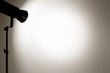 Stüdyo flaşı duvarda ışık.