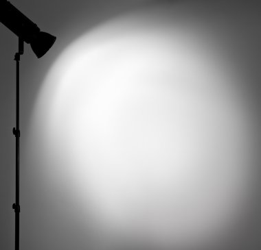 Stüdyo flaşı duvarda ışık.