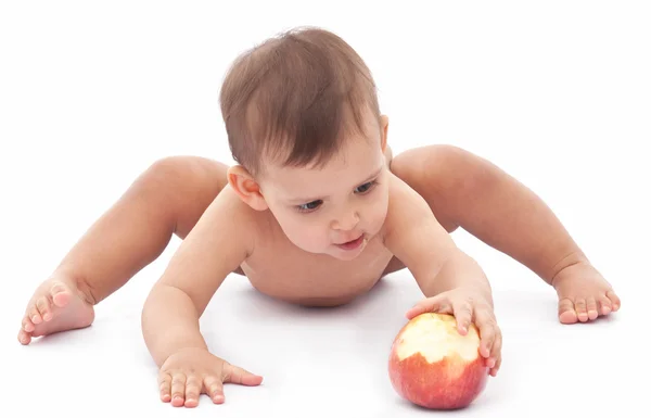 Engraçado bebê brincando com uma maçã . — Fotografia de Stock
