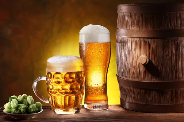 Bicchieri di birra con un barile di legno . — Foto Stock