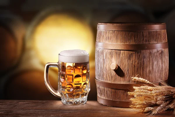 Vasos de cerveza con barril de madera . — Foto de Stock