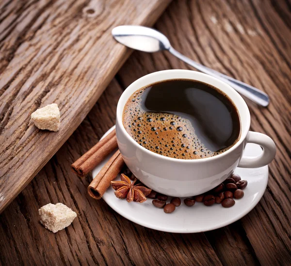 Tasse Kaffee mit braunem Zucker. — Stockfoto