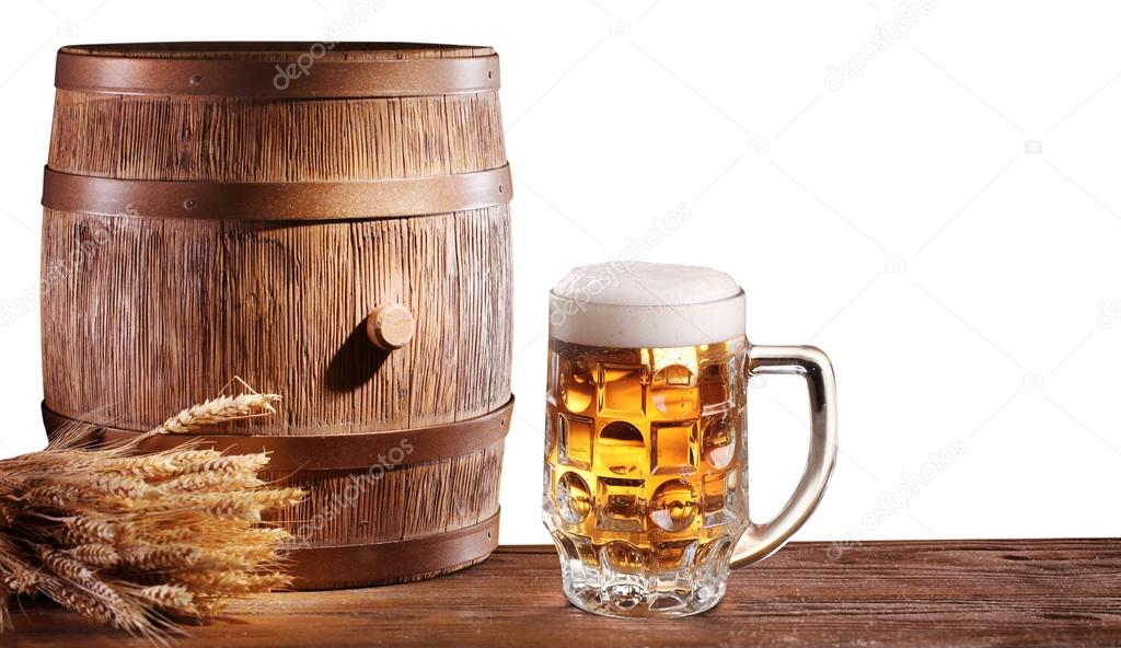 Beer glasses with a wooden barrel.