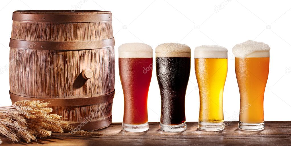 Beer glasses with a wooden barrel.