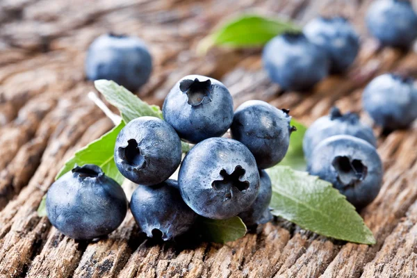 Blaubeeren mit Blättern — Stockfoto