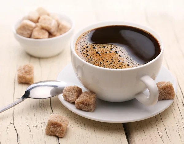 Taza de café con azúcar morena. — Foto de Stock