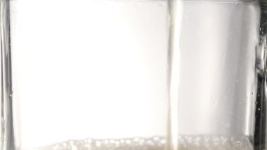 Hafif Birayı Cama Dök.