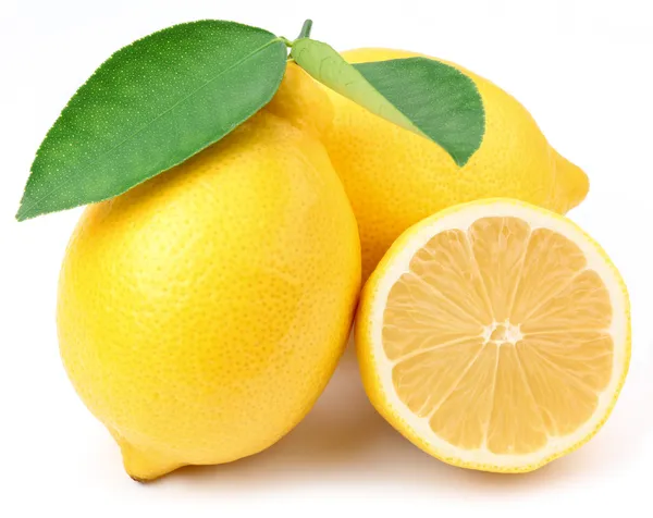 Лимоны с листьями . — стоковое фото