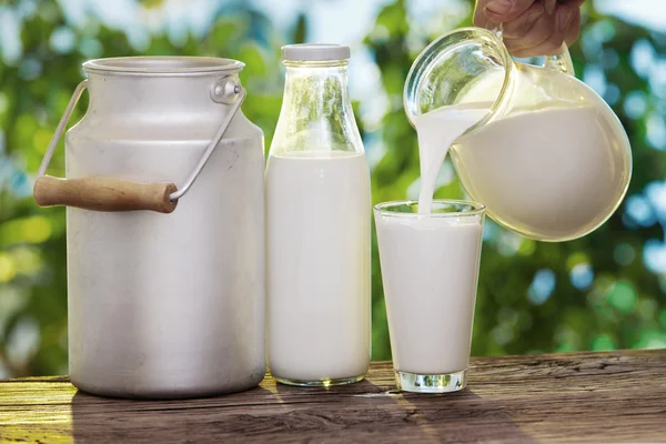 Milch ins Glas gießen. — Stockfoto