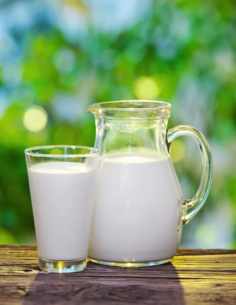 Milk in jar and glass. — Stock Photo, Image