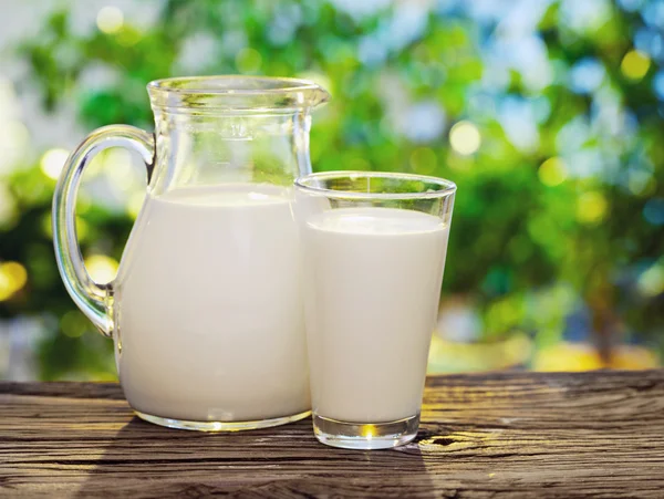 Milk in jar and glass. — Stock Photo, Image