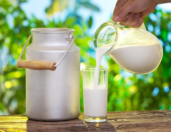 Melk in het glas gieten. — Stockfoto