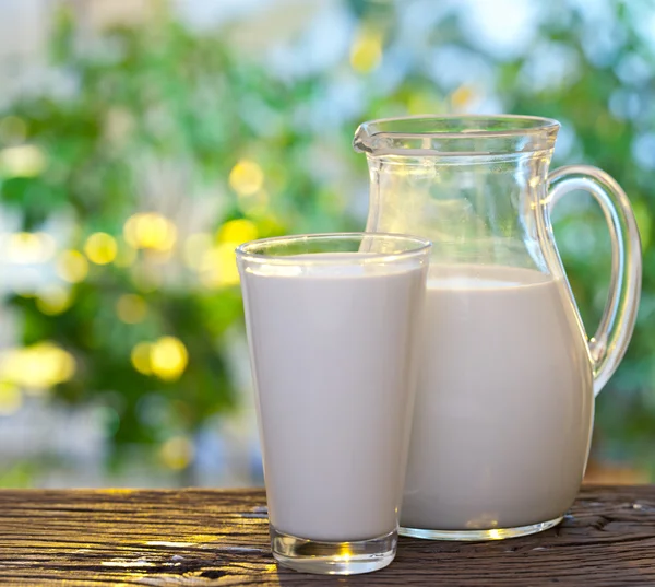 Leche en frasco y vaso . —  Fotos de Stock