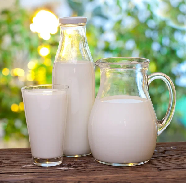 Milch in verschiedenen Gerichten. — Stockfoto