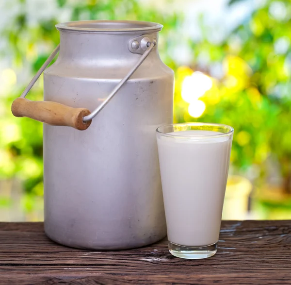 Milch in Aluminiumdose und Glas. — Stockfoto