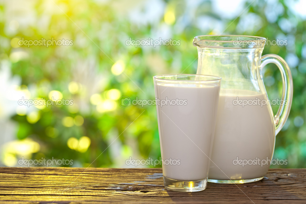 https://st.depositphotos.com/1020804/2370/i/950/depositphotos_23707983-stock-photo-milk-in-jar-and-glass.jpg