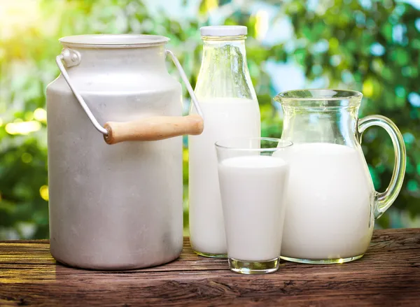 Melk in verschillende gerechten. — Stockfoto