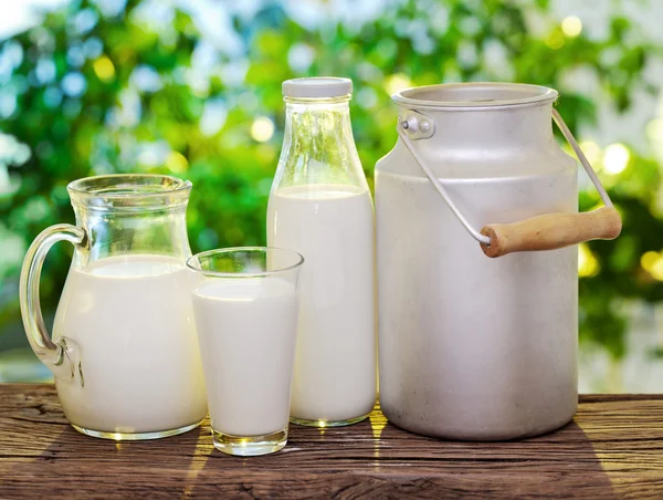 Milch in verschiedenen Gerichten. — Stockfoto