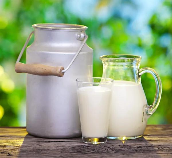 Melk in verschillende gerechten. — Stockfoto