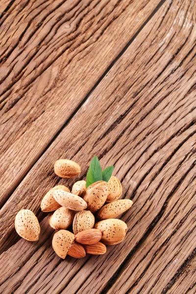 Mandlové ořechy s listy. — Stock fotografie