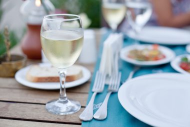 Bir bardak beyaz şarap.