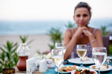 beyaz şarap ile romantik bir akşam yemeği.