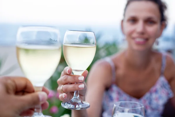 Toast voor twee personen naar de zee. — Stockfoto