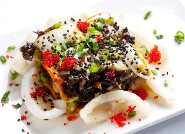 Ensalada con calamares y algas . — Foto de Stock