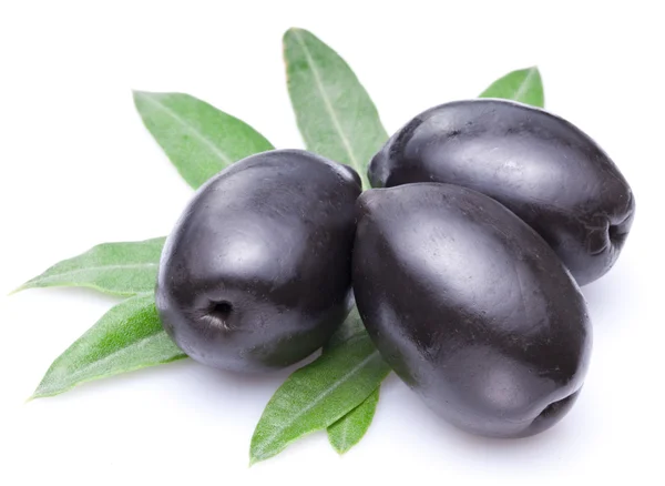 Tre grandi olive nere con foglie . — Foto Stock