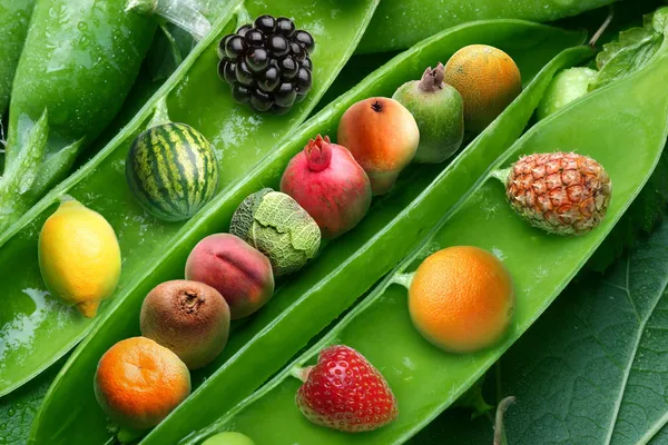 Креативный горох с различными фруктами вместо зерен гороха . — стоковое фото