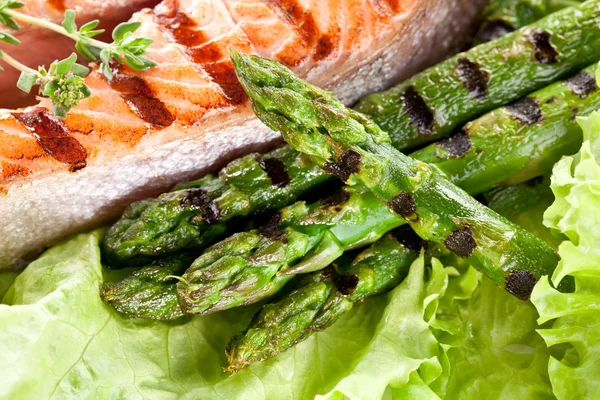 Salmón y espárragos a la parrilla — Foto de Stock