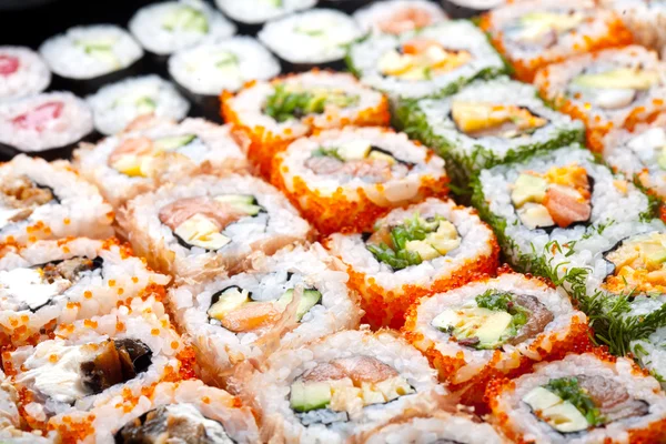 Vielfalt japanischer Sushi-Rollen. — Stockfoto