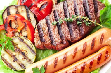 ızgara biftek, sosis ve sebze.