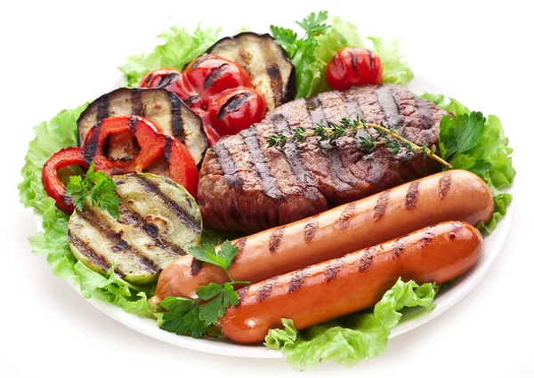 Steak vom Grill, Würstchen und Gemüse. — Stockfoto