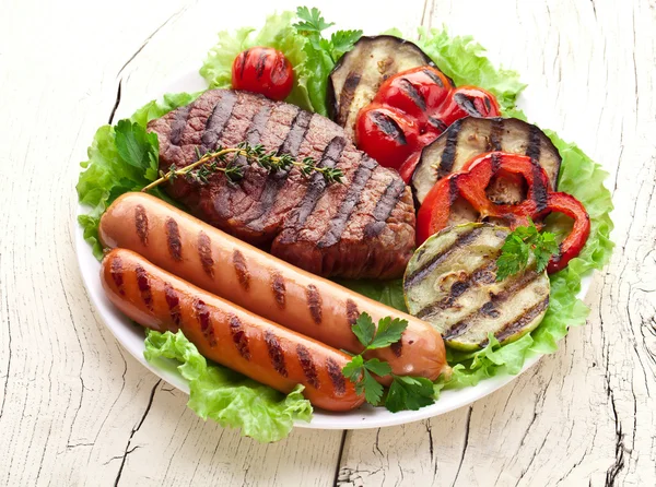 Izgara biftek, sosis ve sebze. — Stok fotoğraf