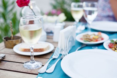 Bir bardak beyaz şarap.